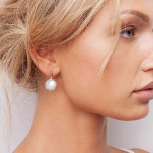 Orecchini-perle-barocche-pastiglia-bianco-naturale-fatto-a-mano-argento-925-indossato