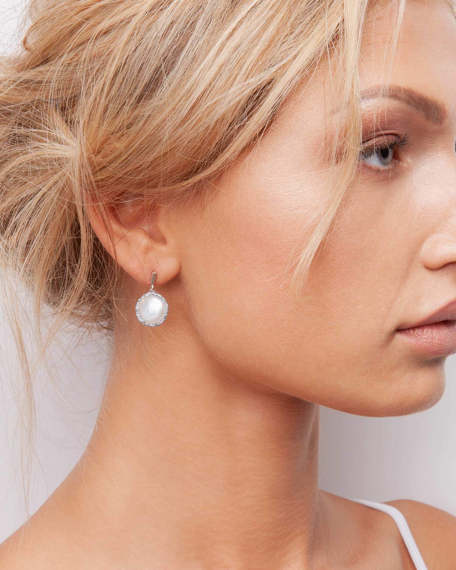 Orecchini-perle-barocche-pastiglia-bianco-naturale-fatto-a-mano-argento-925-indossato