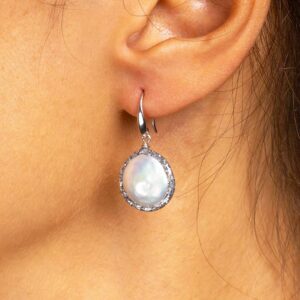 Orecchini-perle-barocche-pastiglia-bianco-naturale-fatto-a-mano-argento-925-indossato_2